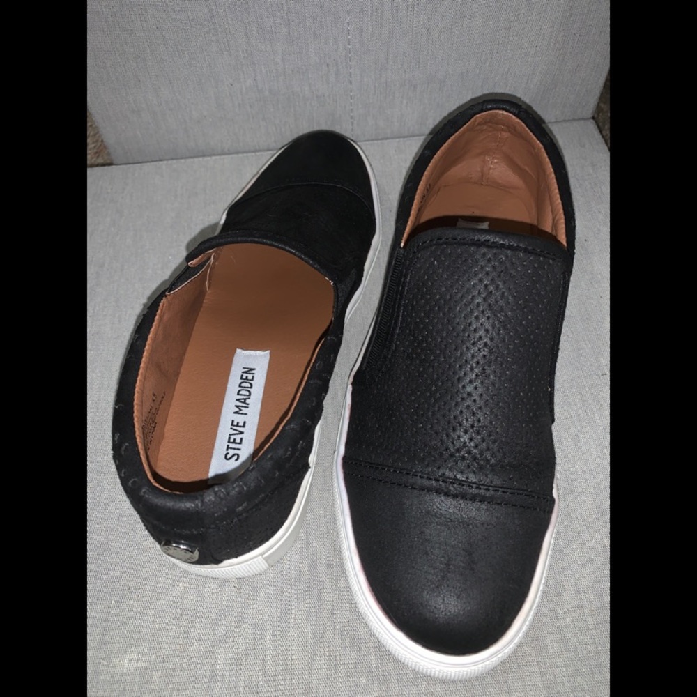 Steve Madden Black Ambition Slip Ons 🖤
